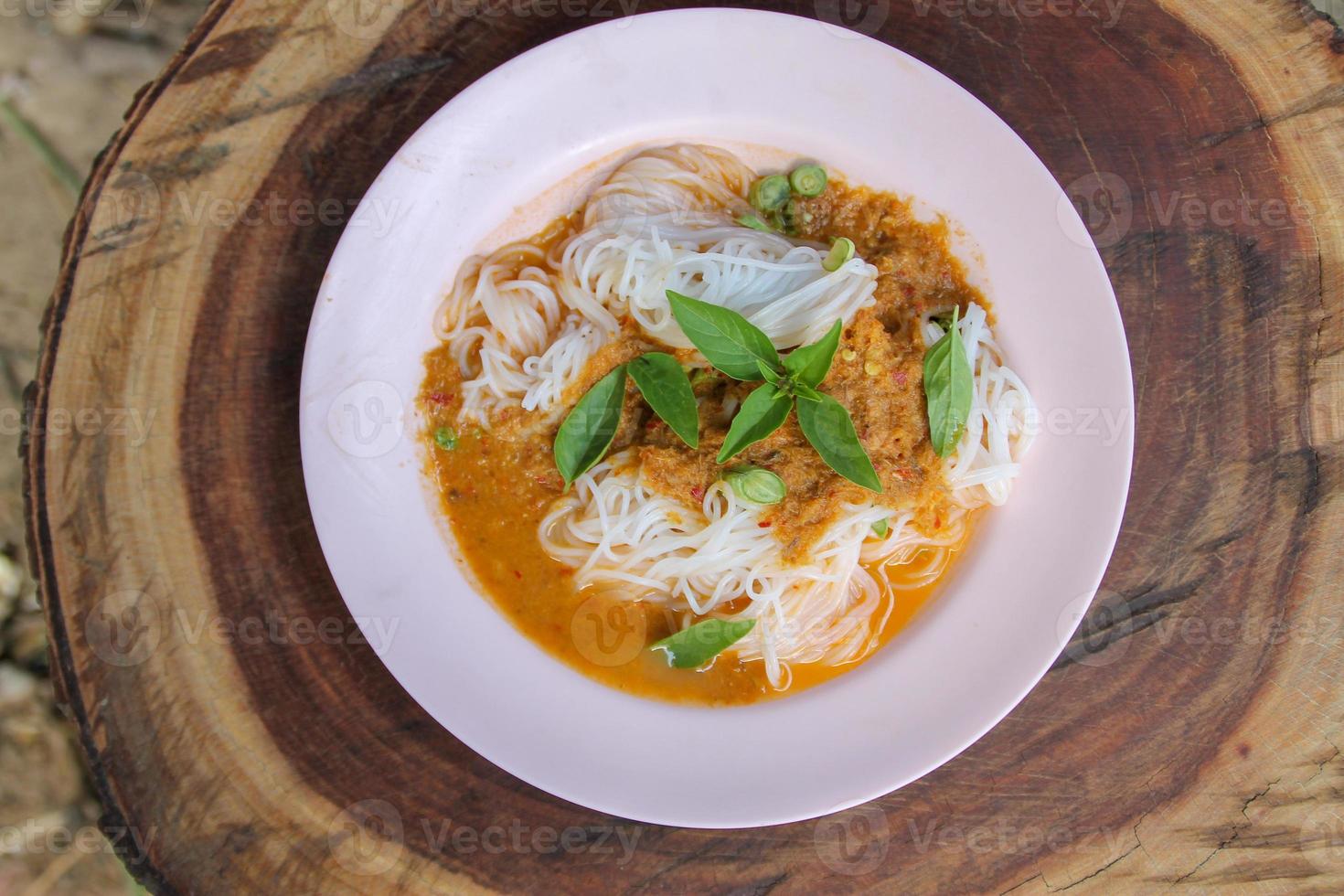 färsk spaghetti med kryddad thai curry är en lokal- mat i sydlig av thailand. foto