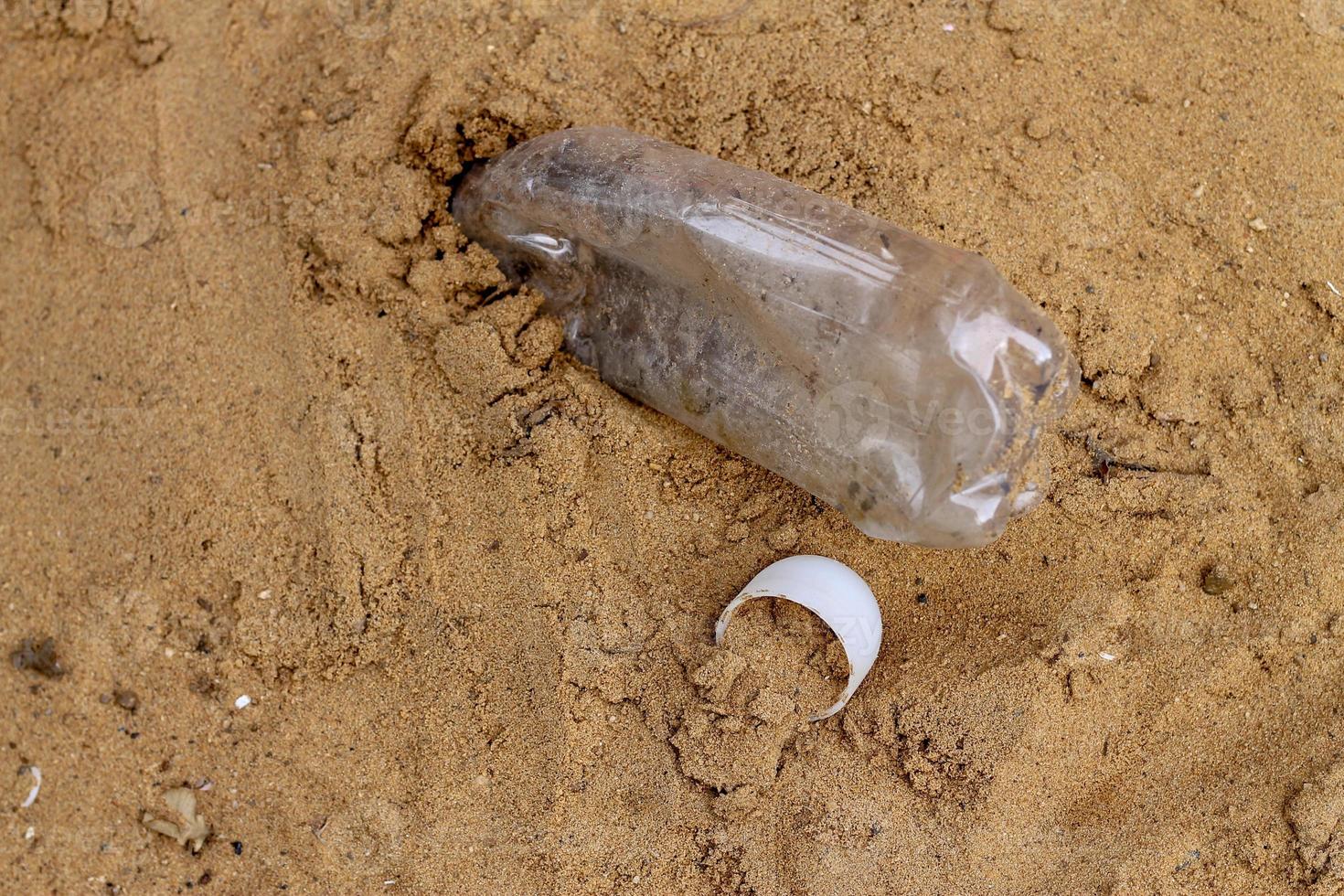 plast flaska avfall på de sand.gabae vänster på strand. foto