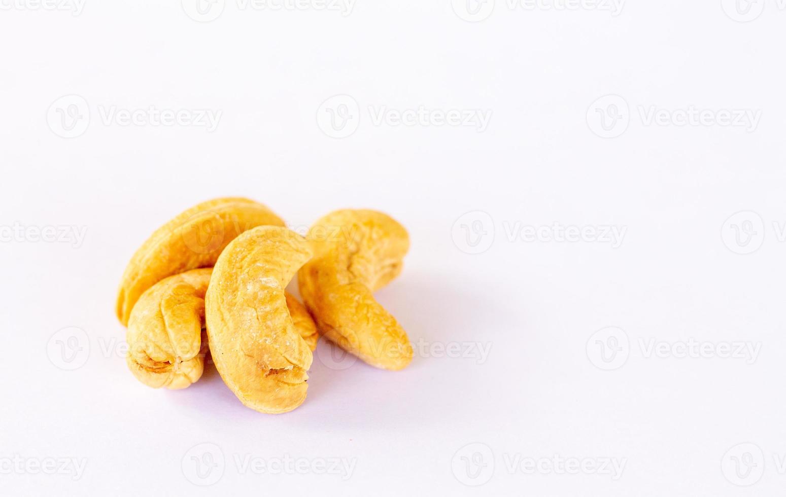rostad kasju nötter isolerat på vit bakgrund foto