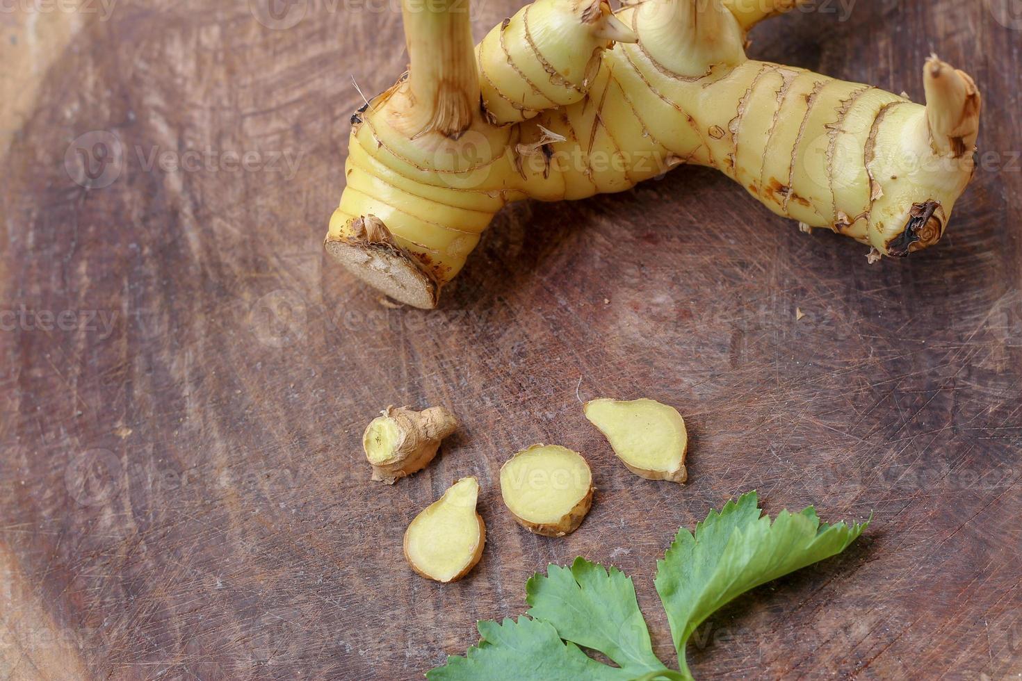 galangal skära in i tunn remsor med selleri löv. foto