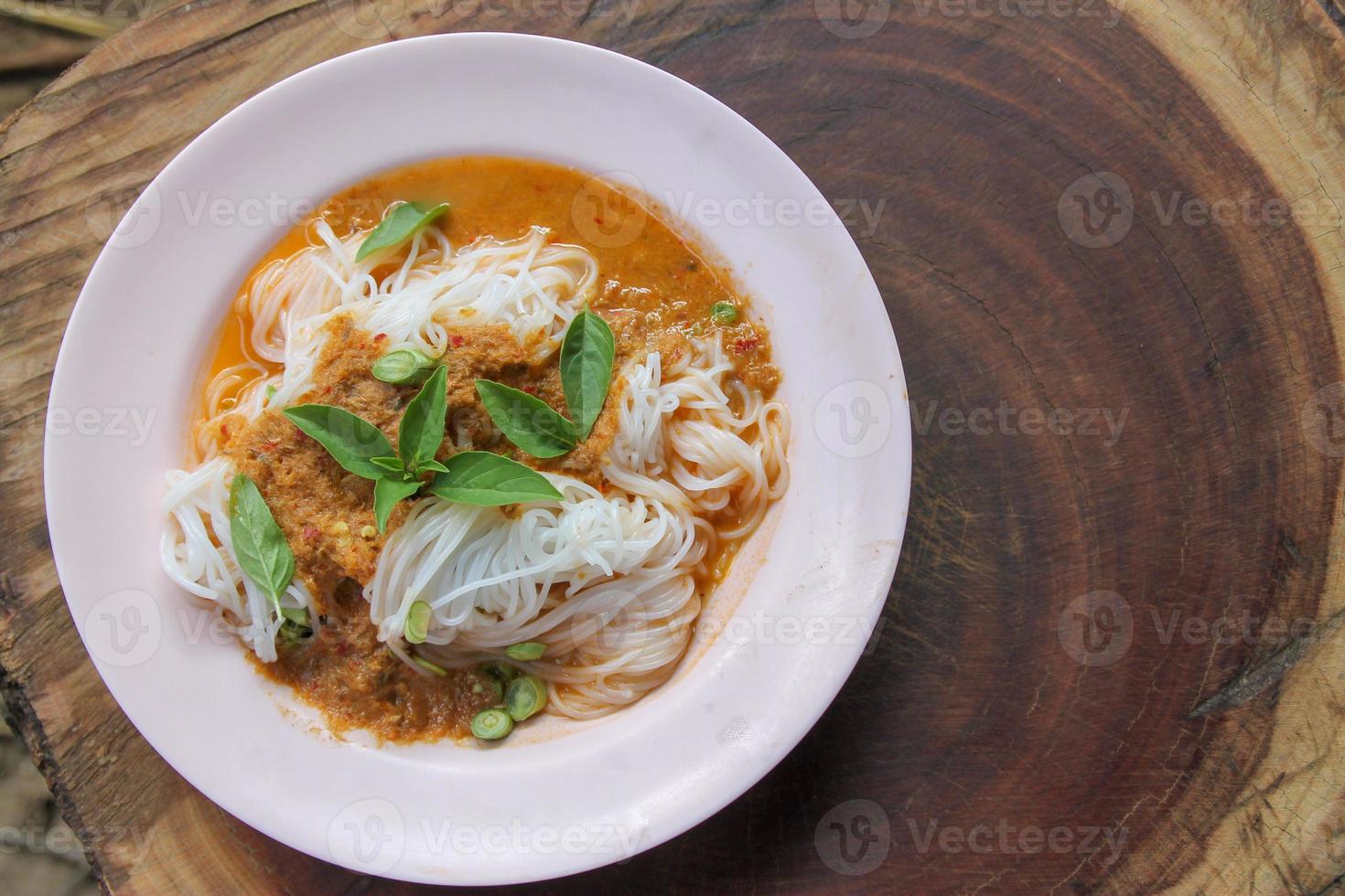 traditionell thai kök, ris vermiceller uppäten med grön curry. foto