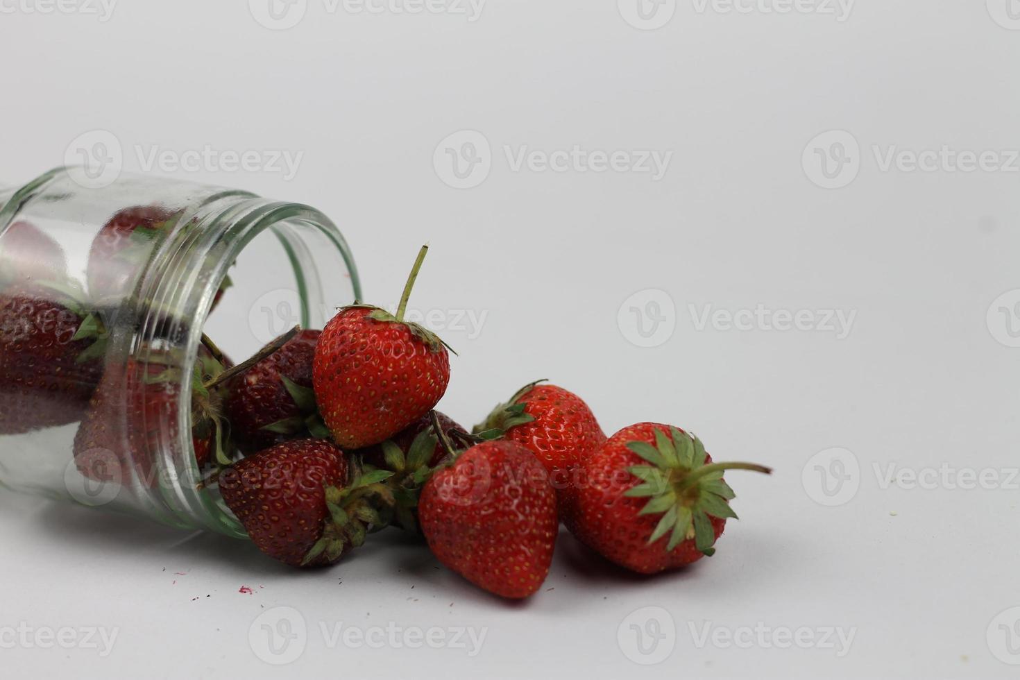jordgubb sylt med färsk jordgubbar foto
