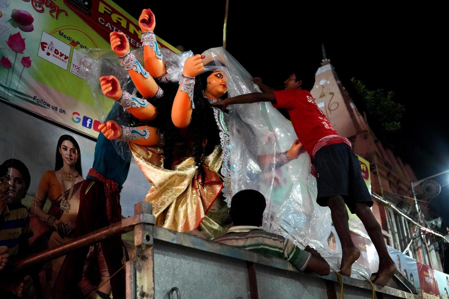27: e oktober 2022. kumartuli, Kolkata, väst bengalen. ma durga idol är redo till flytta mot de pandal från kumartuli i kolkata d foto