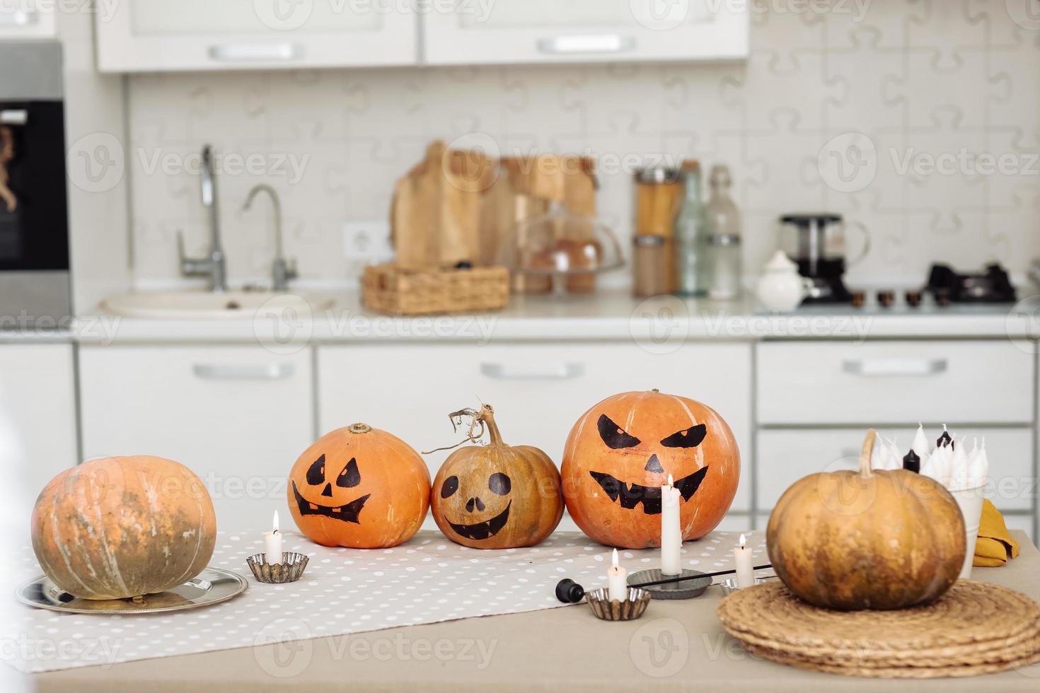 halloween pumpa huvud jack lykta med brinnande ljus. upplysta halloweenpumpor med ljus i köket. foto