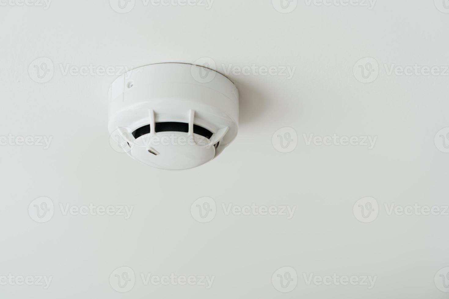 rök sensor detektor monterad på tak i Hem eller lägenhet. säkerhet och brand säkerhet begrepp foto