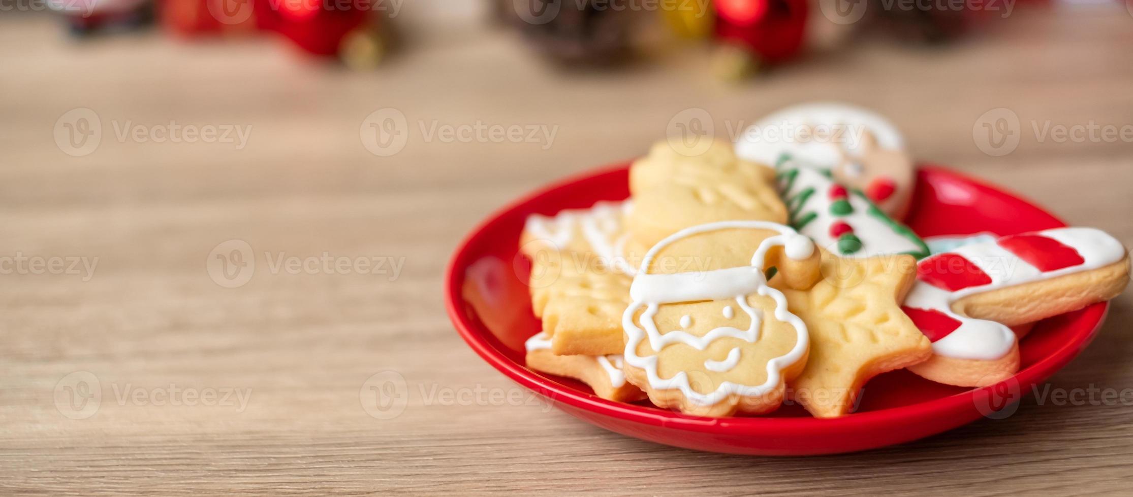 glad jul med hemlagad småkakor på trä tabell bakgrund. jul, fest, Semester och Lycklig ny år begrepp foto