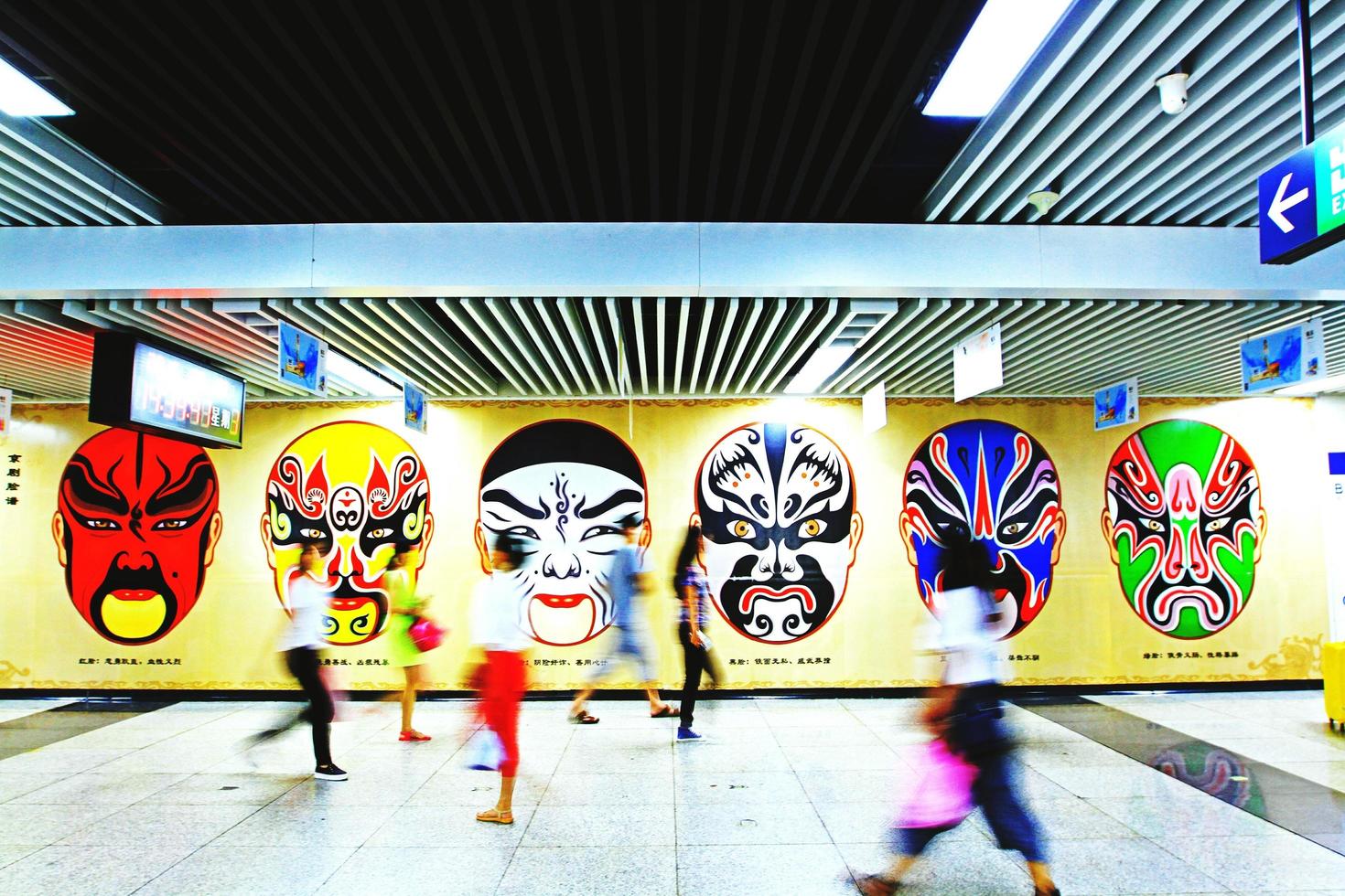 singapore-juli 1, 2019 grupp av människor rörelse snabbare på rusa timme i tidigt morgon- i tunnelbana eller himmel tåg station med konst av mask bakgrund. foto