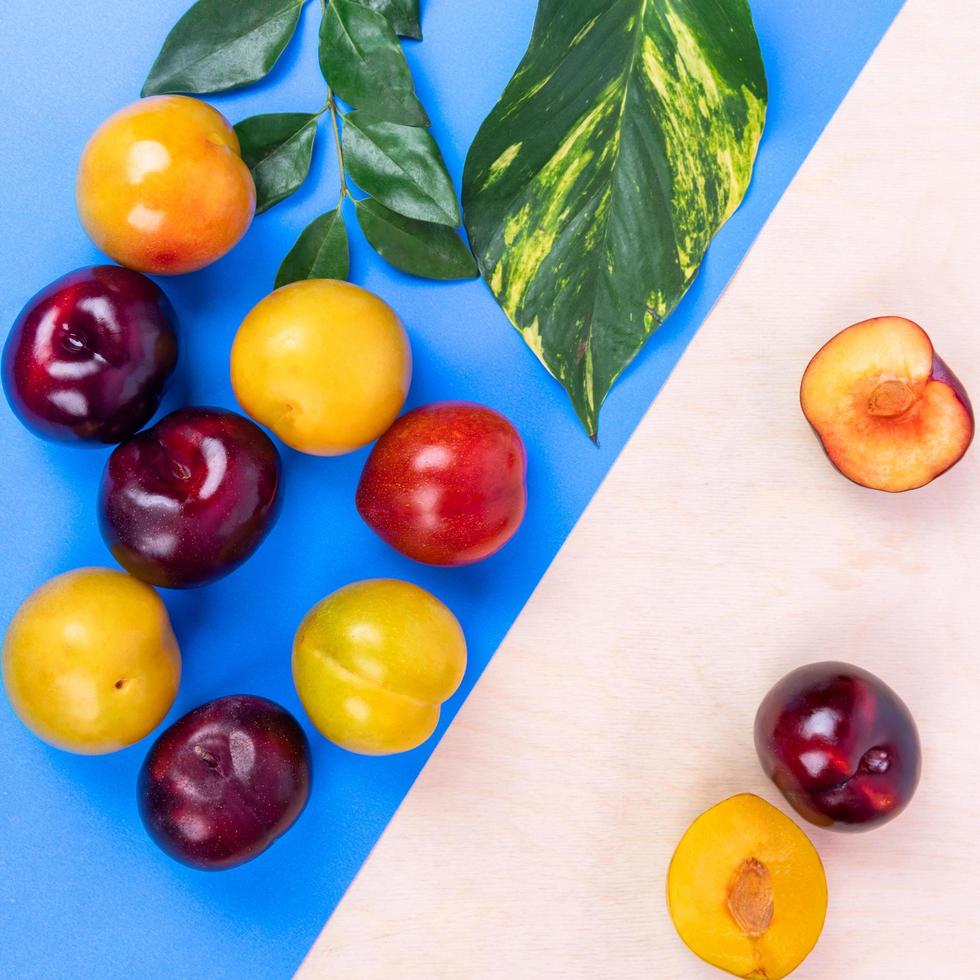 färgglada plommonfrukter på färgstark bakgrund foto