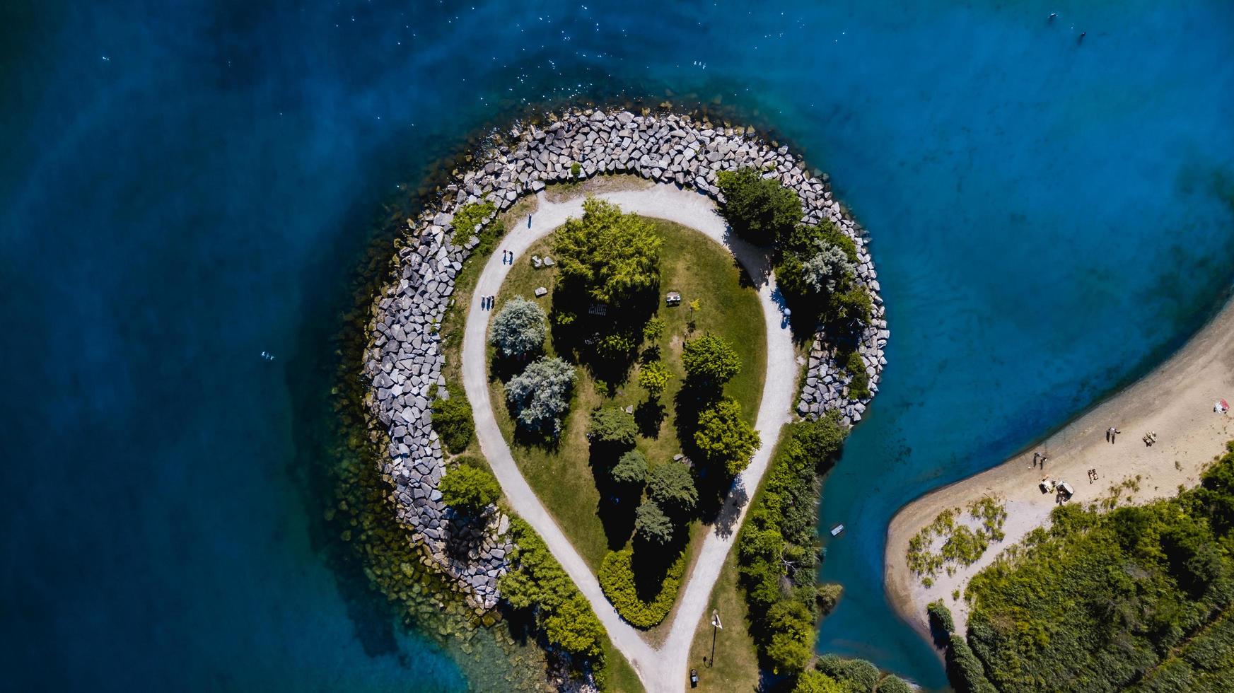 Flygfoto över ön omgiven av havet foto