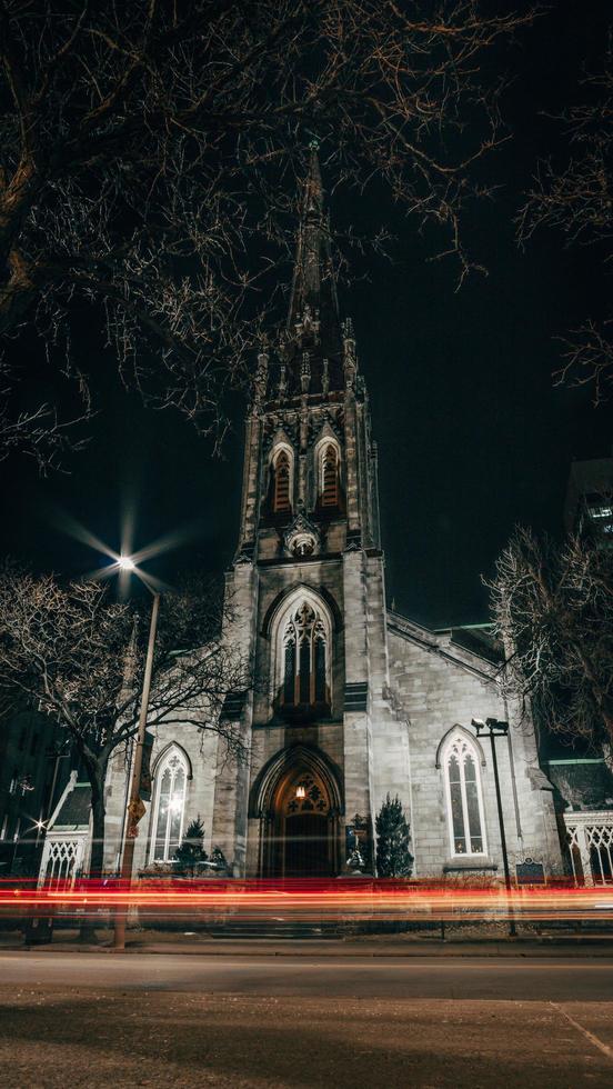 grå betongkyrka foto