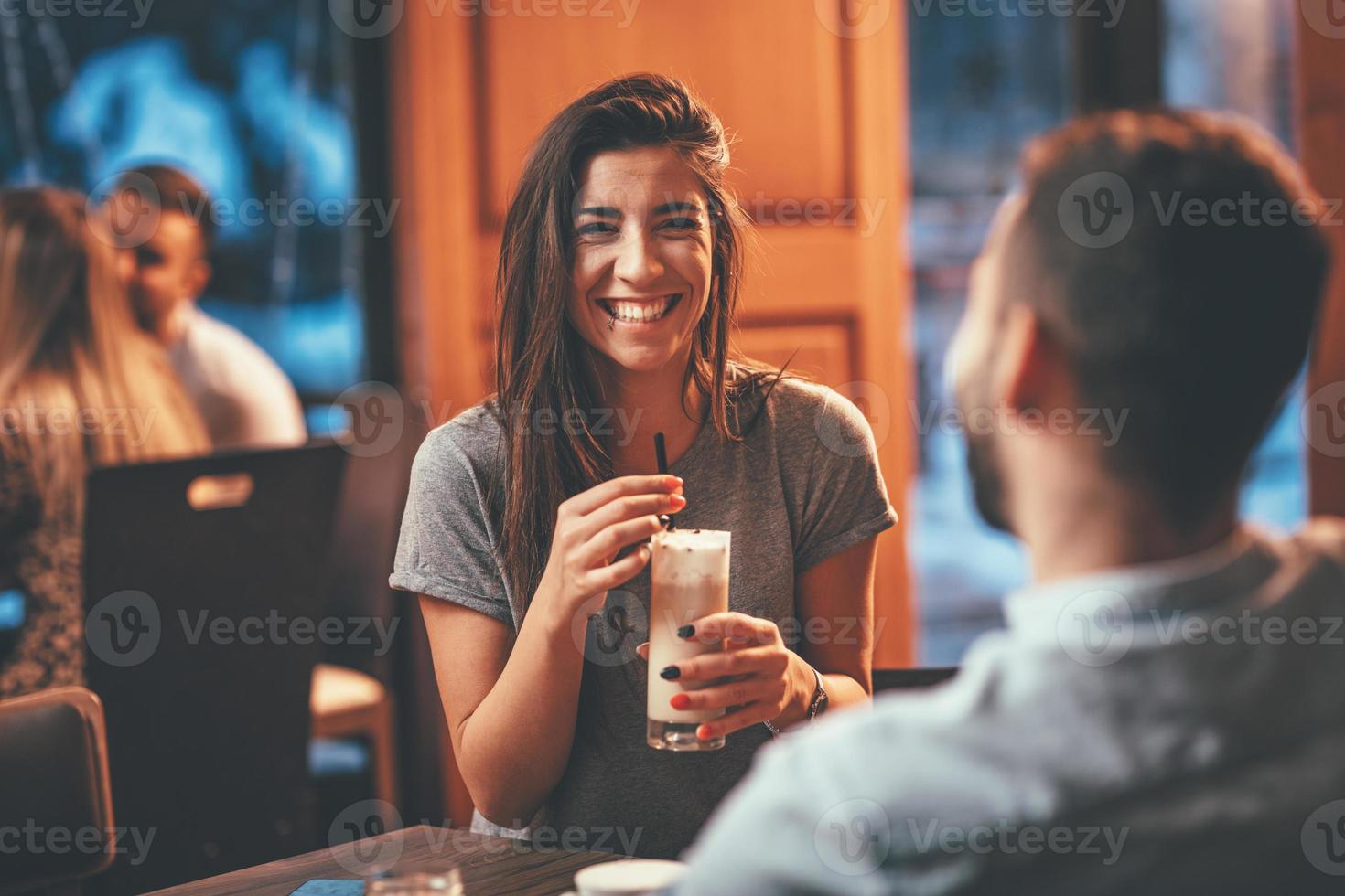 kärleksfull par i Kafé foto