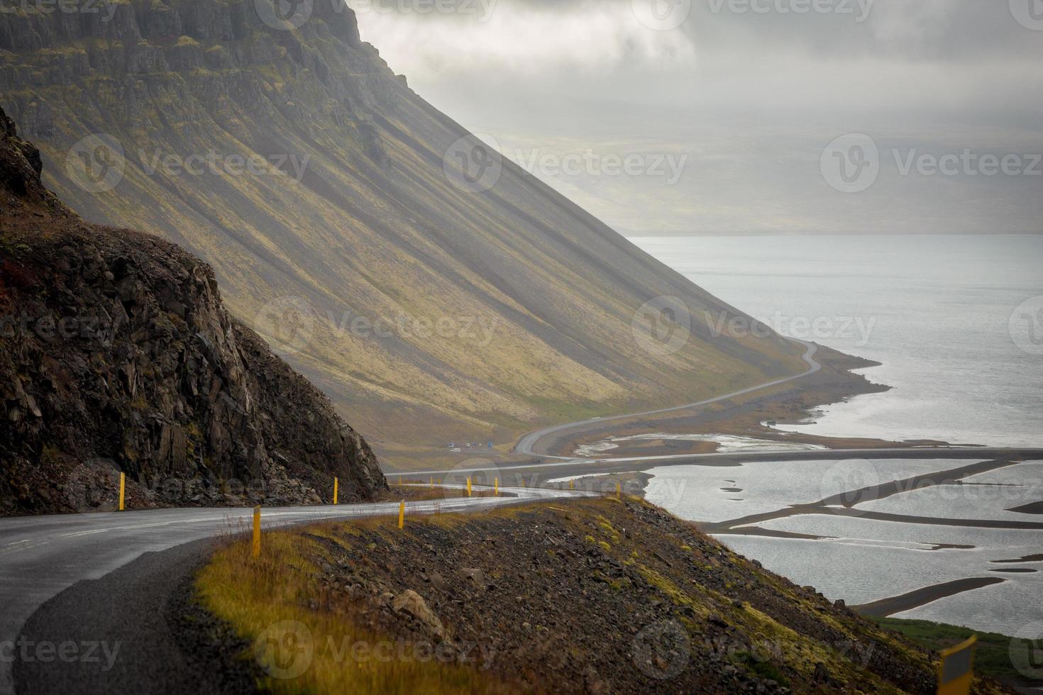 Island, ensam väg genom västfjordarna foto