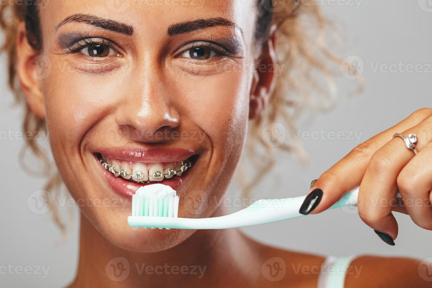 pensling tänder med tandställning foto