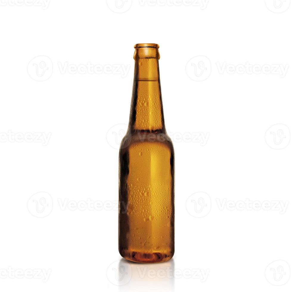 brun flaska av färsk öl med droppar av kondensation på en vit bakgrund. de flaska är avtäckt och gör inte ha en metall keps. 3d framställa foto