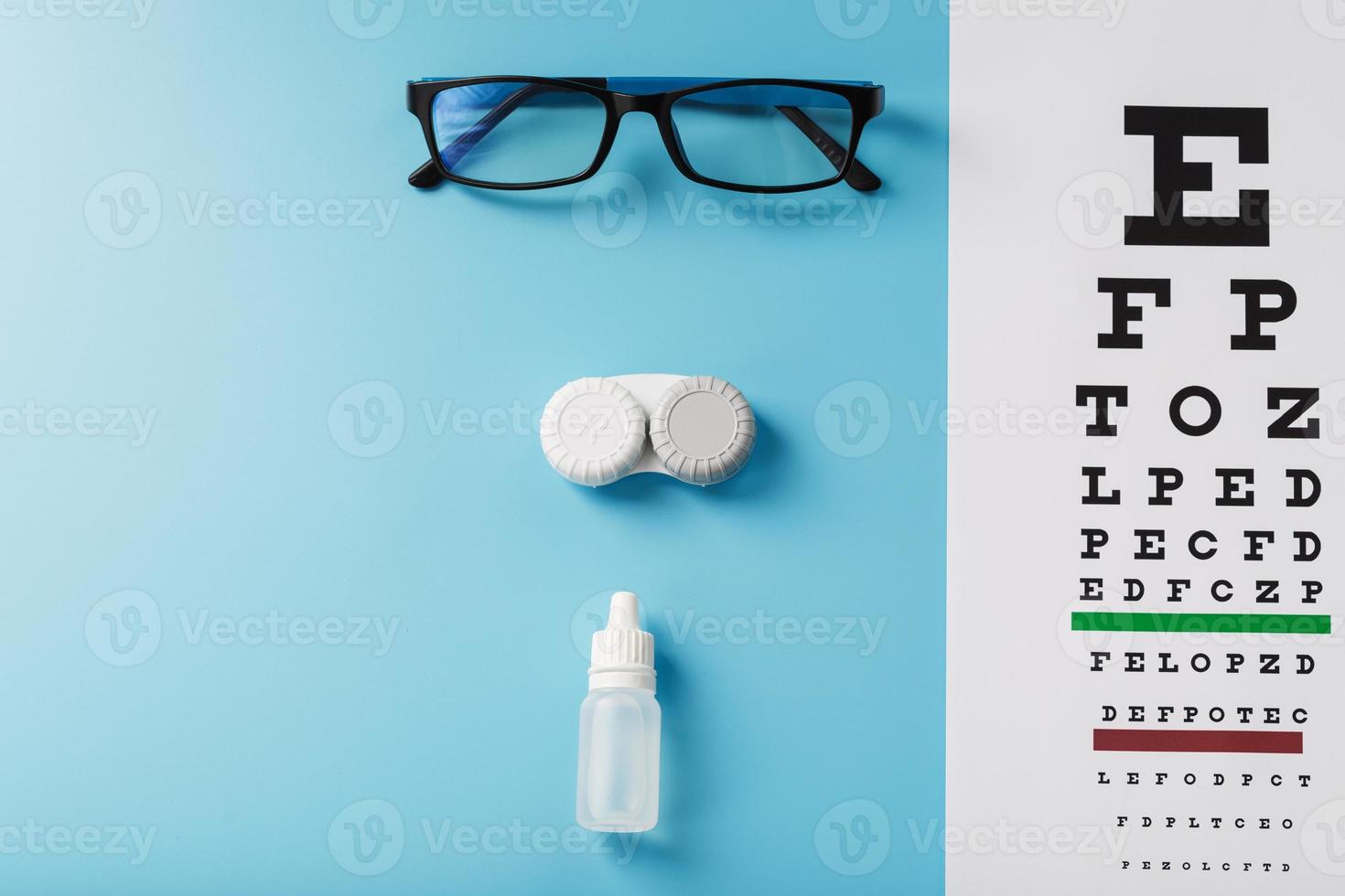 oftalmisk Tillbehör glasögon och linser med ett öga testa Diagram för syn korrektion på en blå bakgrund foto
