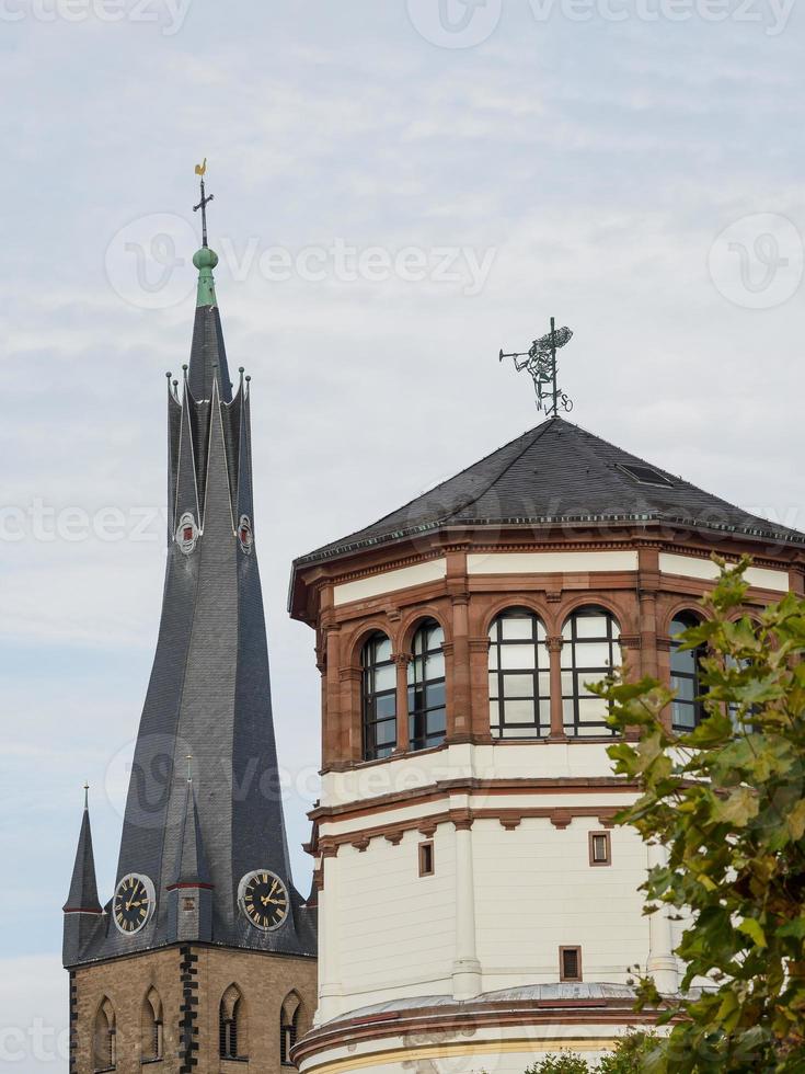 Düsseldorf på de Rhen flod foto