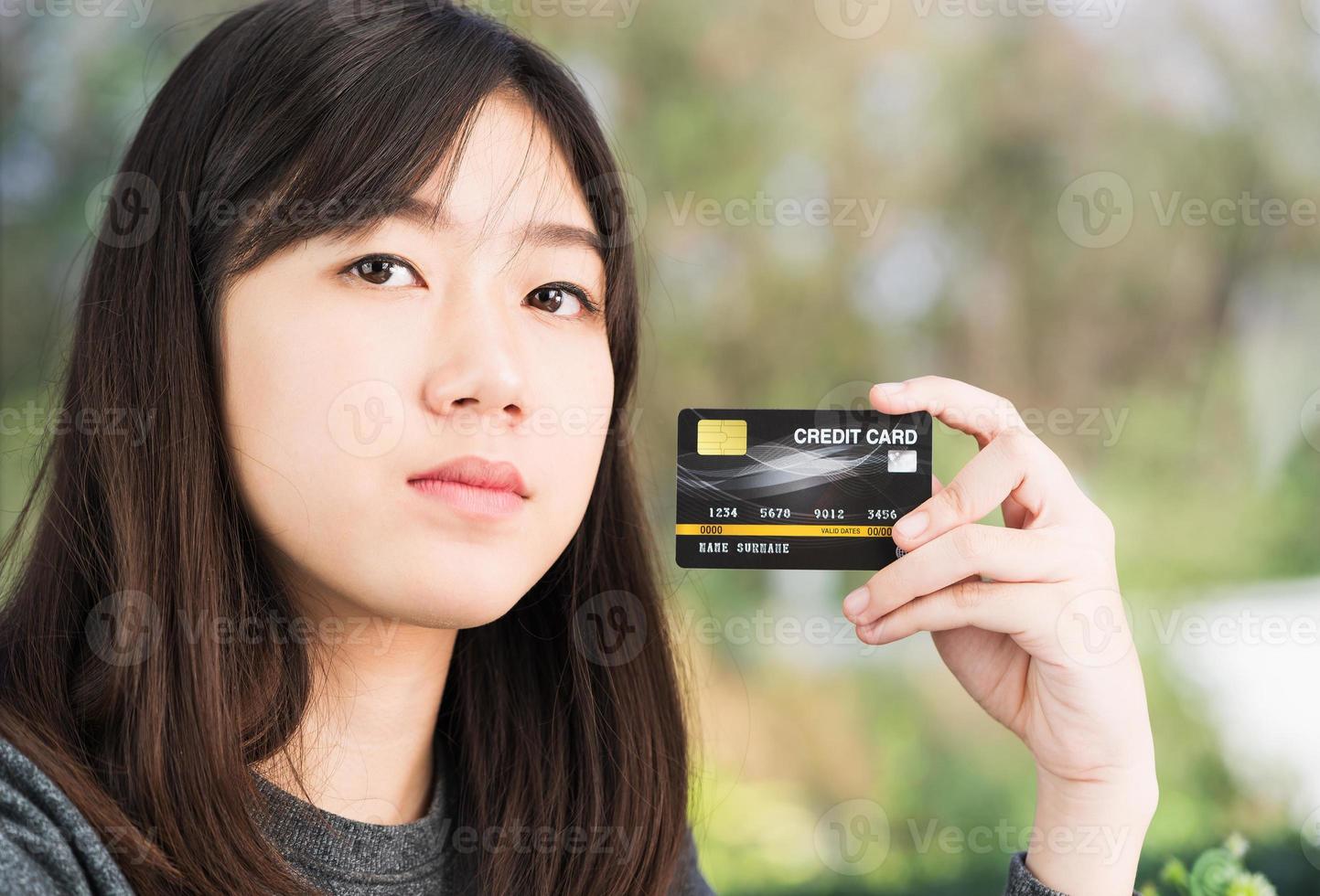 närbild ung kvinna med kreditkort foto