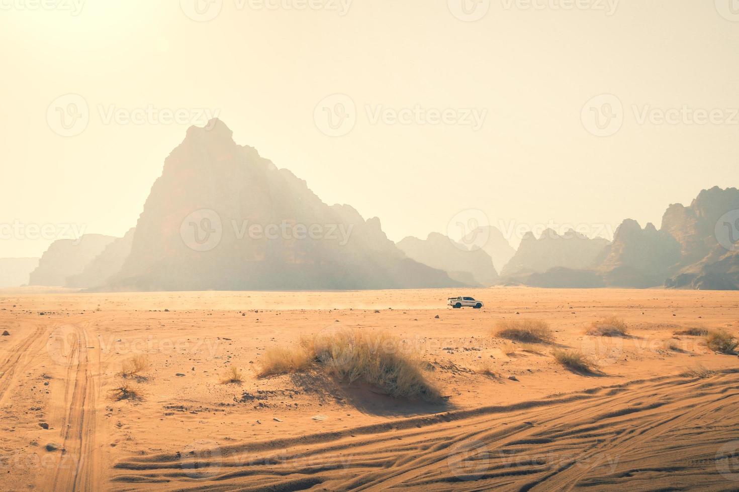 4wd fordon kör i safari Turné runt om wadi rom passera 7 pelare av visdom - känd jordan öken- landmärke foto