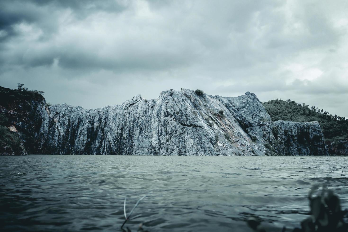 de kalksten bergen efter de koncession explosion under de regnig säsong form en stor och skön damm. foto