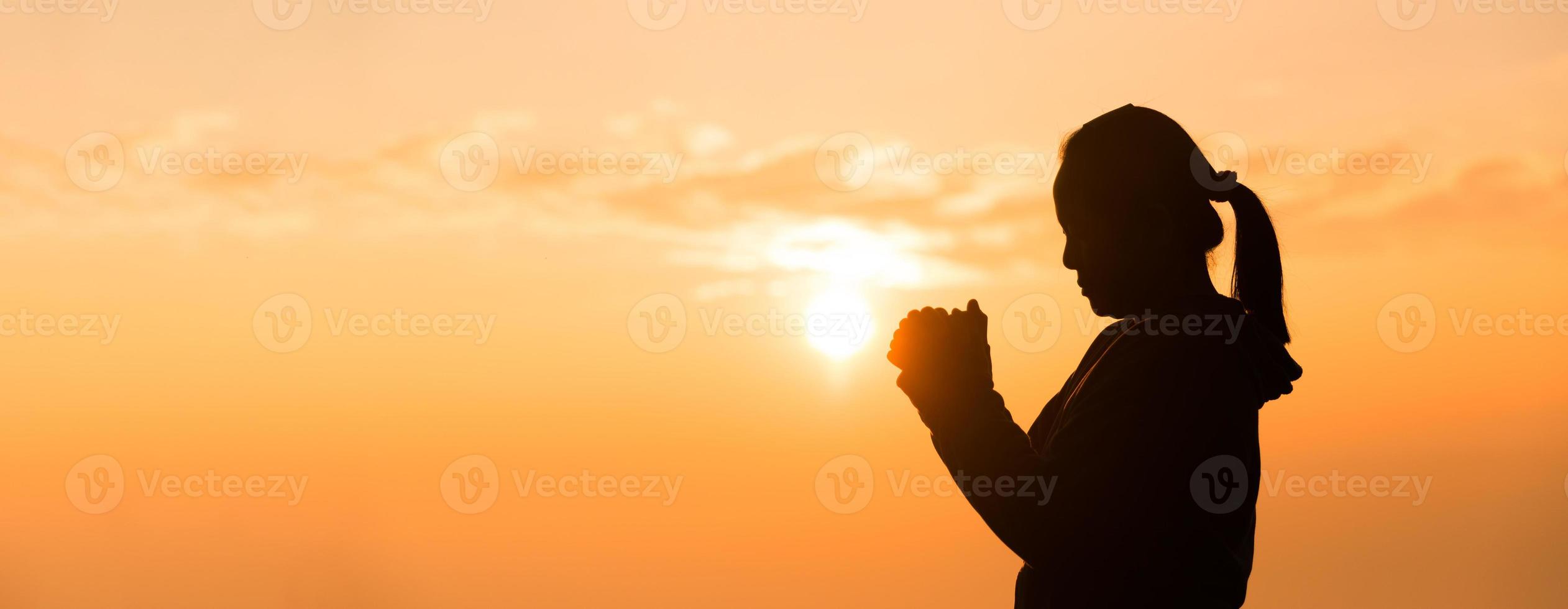 silhuett av kvinna hand bön- andlighet och religion, kvinna dyrkan till Gud. baner med kopia Plats. religiös människor är ödmjuk till Gud. kristna ha hoppas tro och tro i Gud. foto