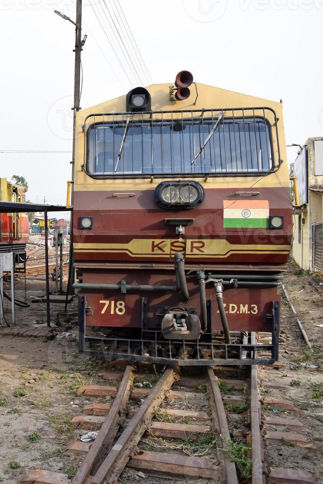 kalka, haryana, Indien Maj 14 2022 - indisk leksak tåg diesel lokomotiv motor på kalka järnväg station under de dag tid, kalka shimla leksak tåg diesel lokomotiv motor foto