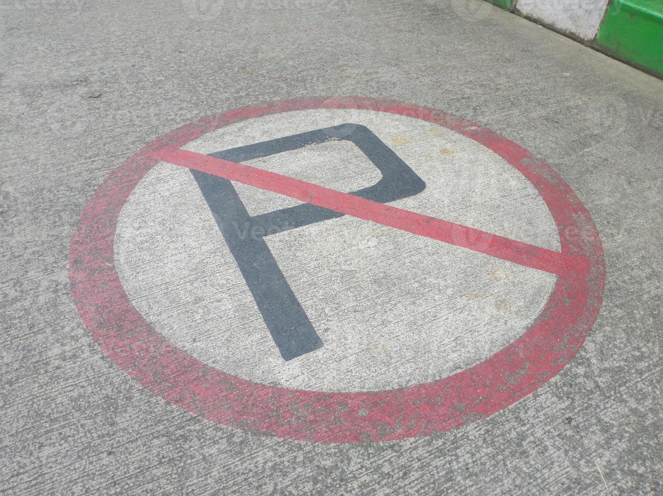 Nej parkering symbol på de väg foto