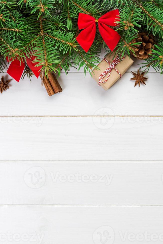 jul bakgrund med gran träd och gåva låda på trä- tabell. topp se med kopia Plats för din design foto