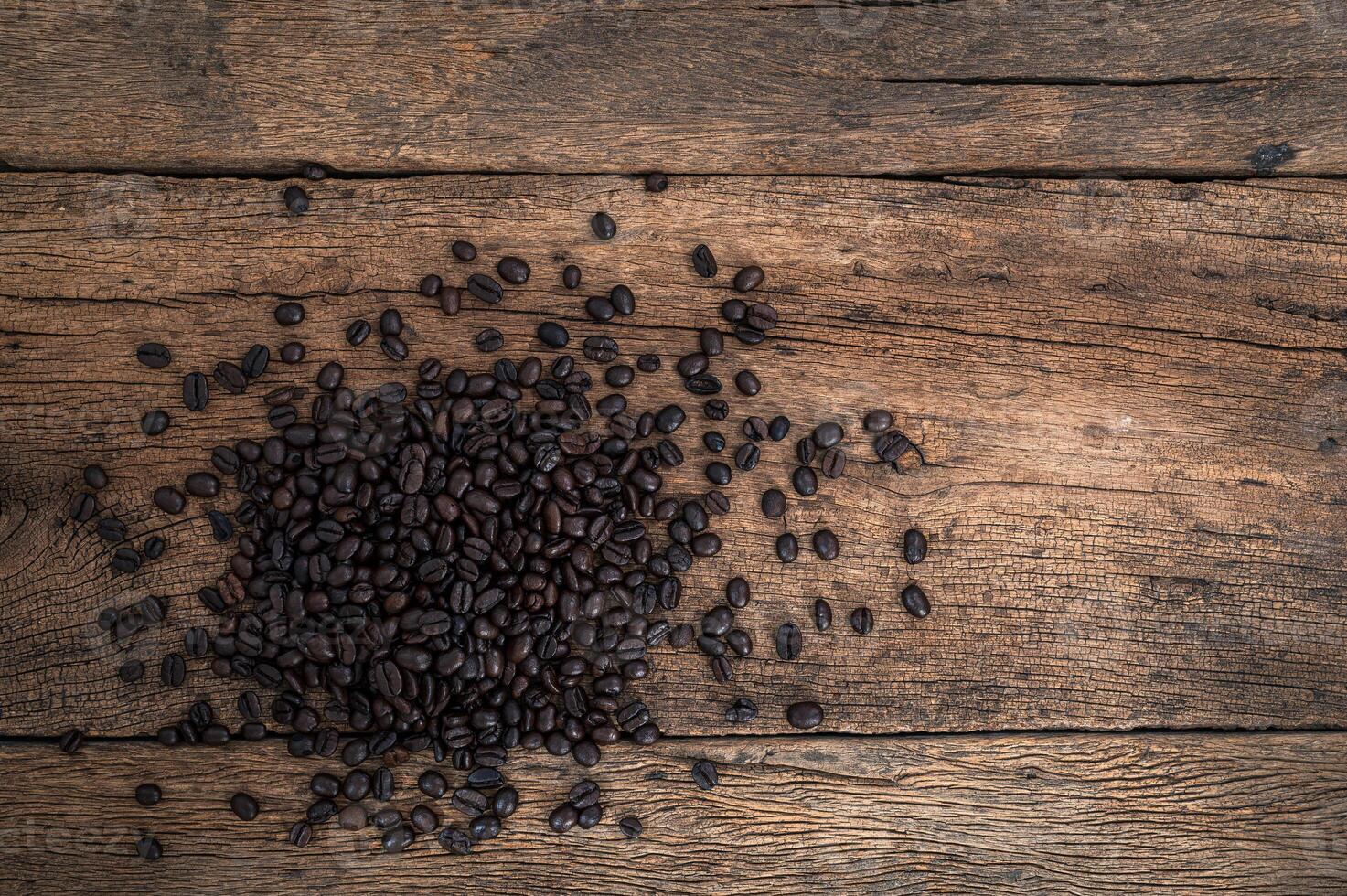 kaffebönor på bordet, ovanifrån foto