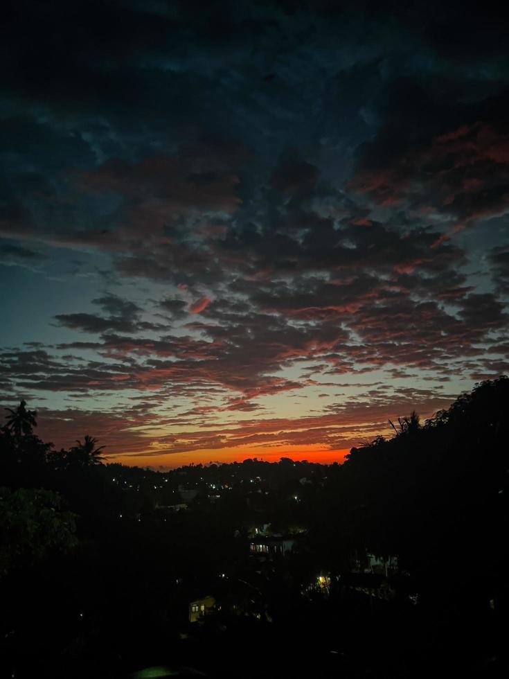 kväll himmel under solnedgång. foto