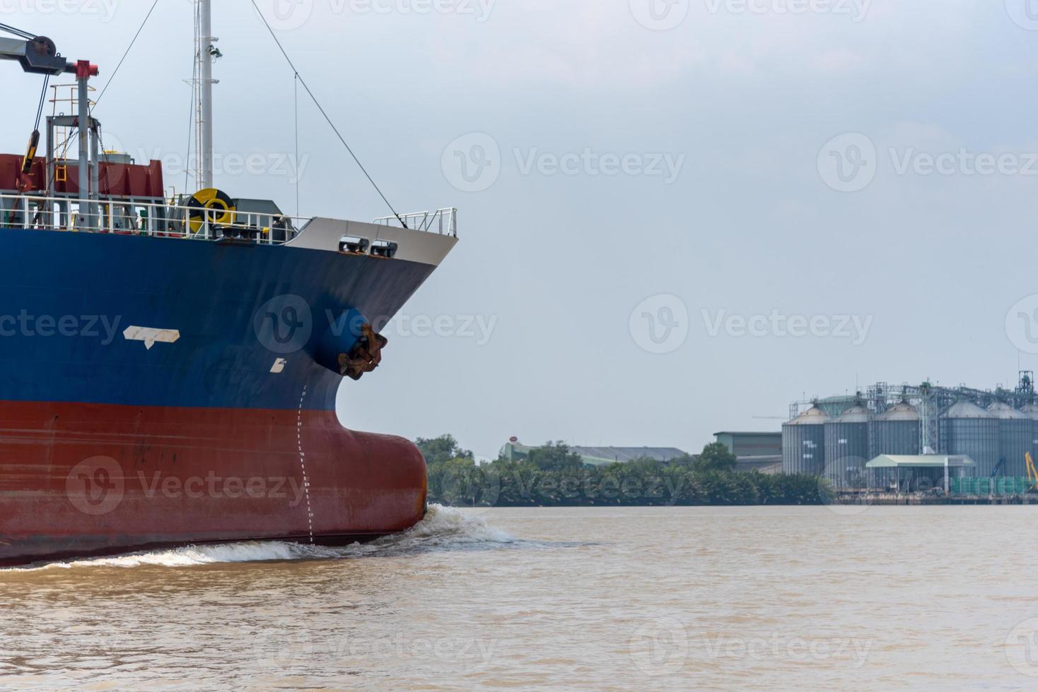 transport av import-exporteras varor förbi hav förbi stor fartyg.frakt transport, nautisk fartyg, global kommunikation. foto