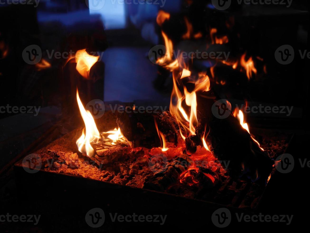 stänga upp flamma, värma skön öppen spis orange Färg i de rum, vinter- tid, frysa utanför, kopia Plats foto