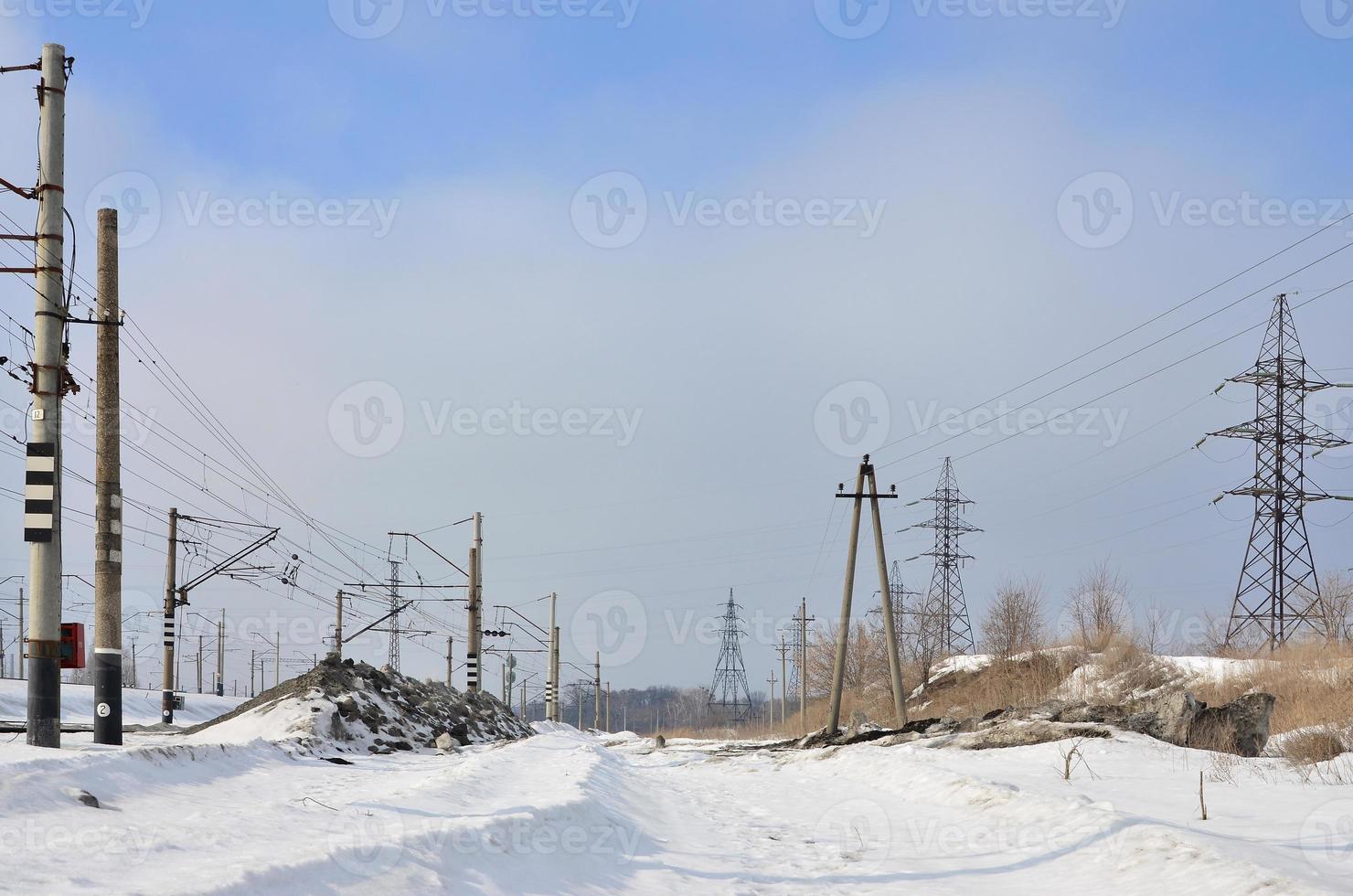 vinter- landskap med torn av överföring rader foto