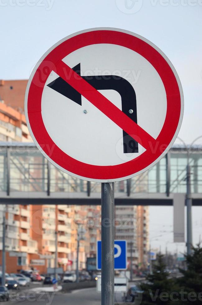 sväng vänster är förbjuden. trafik tecken med korsade ut pil till de vänster foto