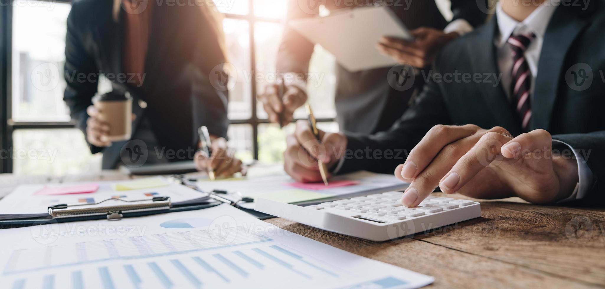 asiatisk affärsrådgivare möte för att analysera och diskutera situationen på den finansiella rapporten i mötesrummet. investeringskonsult, finansiell rådgivare och redovisningskoncept foto