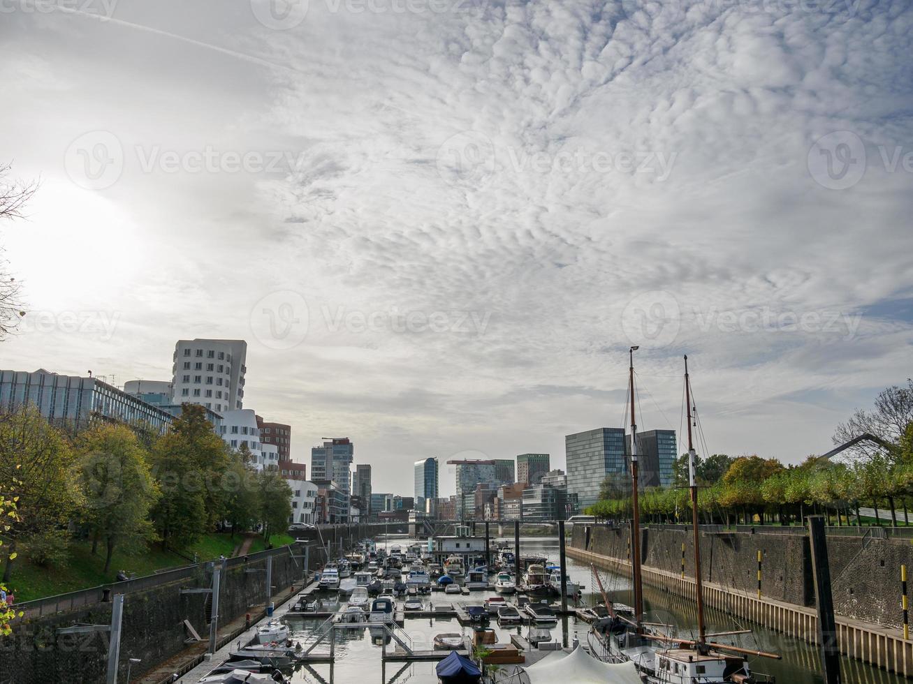 Düsseldorf på de Rhen flod foto