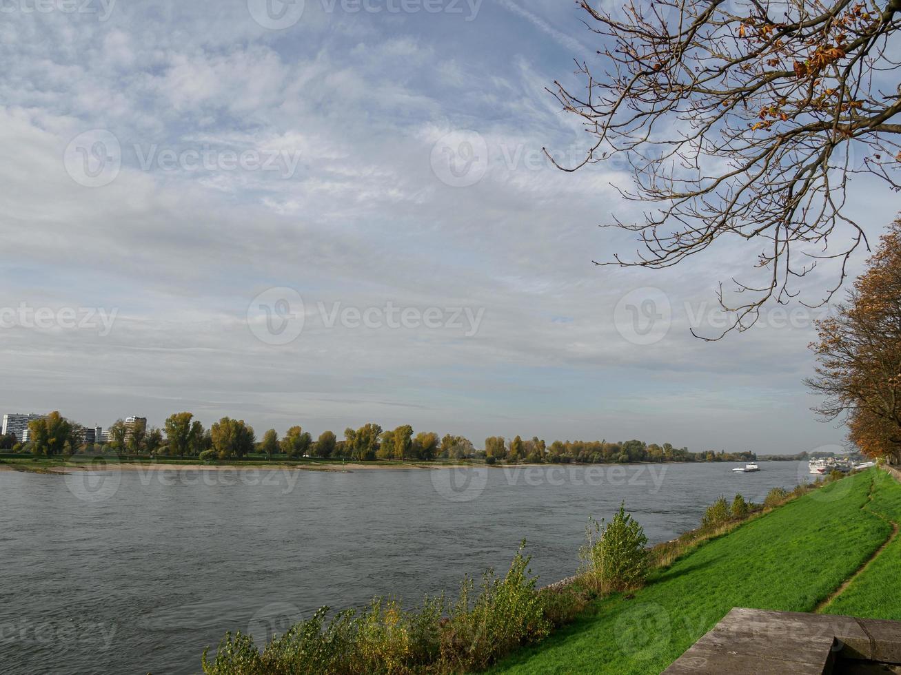 Düsseldorf på de Rhen flod foto