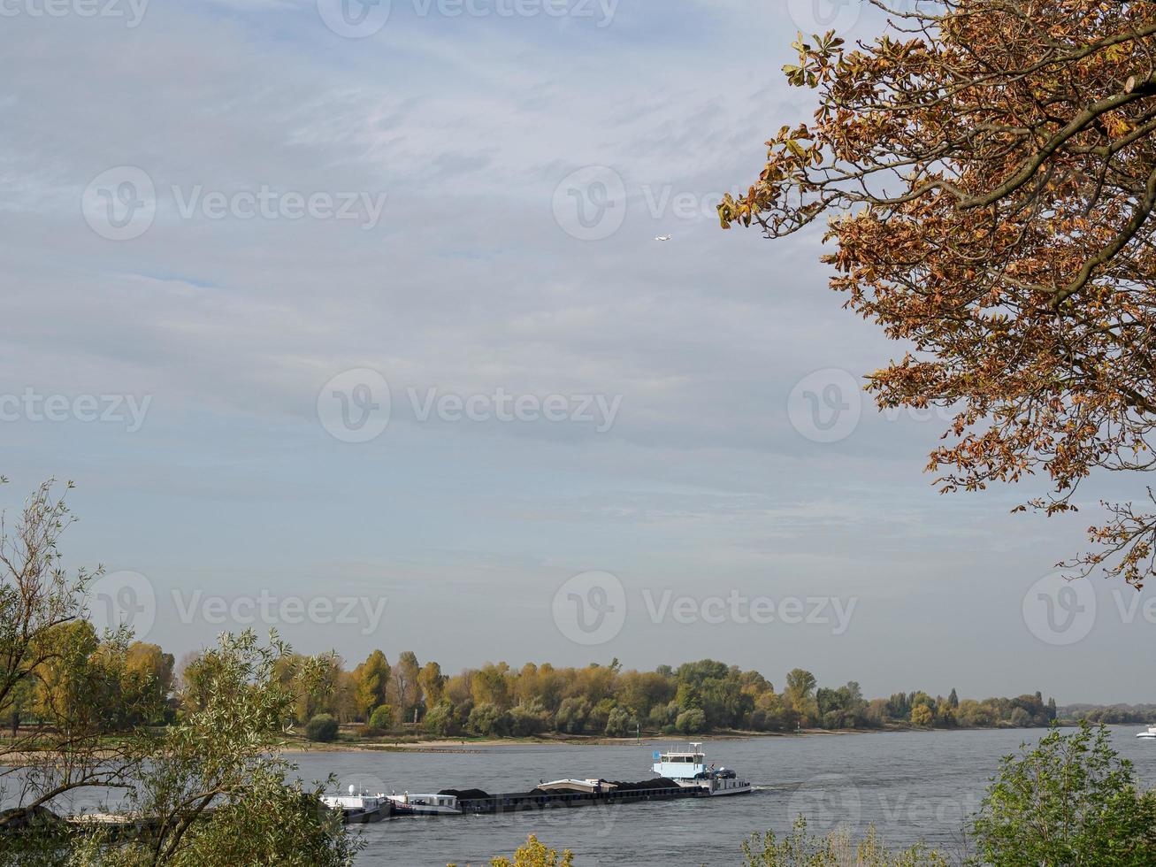 Düsseldorf och de Rhen flod foto