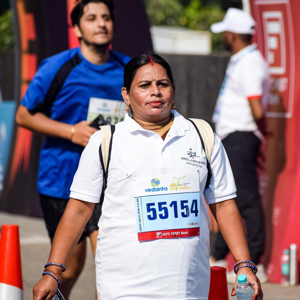 ny delhi, Indien - oktober 16 2022 - vedanta delhi halv maraton lopp efter covid i som maraton deltagarna handla om till korsa de Avsluta linje, delhi halv maraton 2022 foto