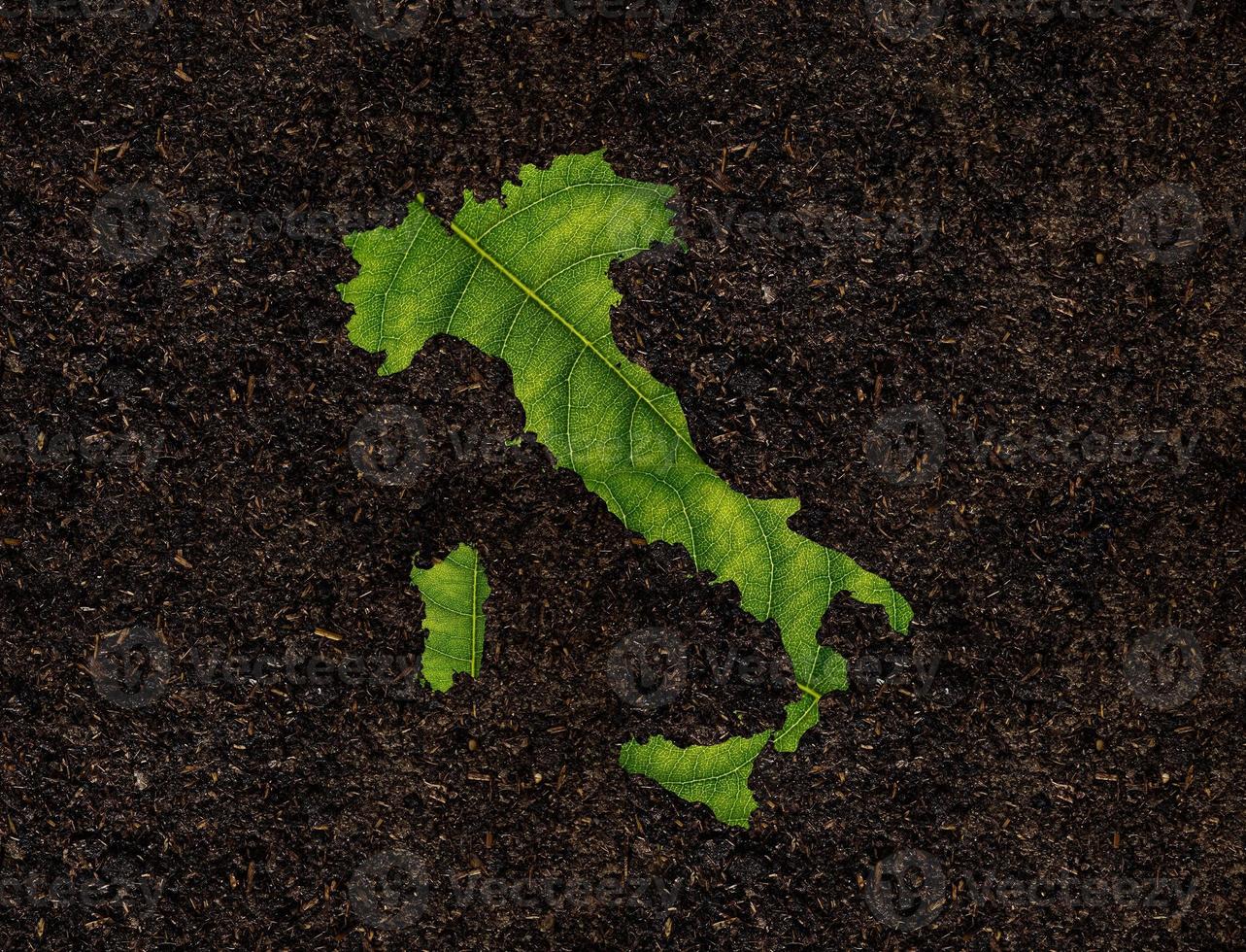 Italien Karta tillverkad av grön löv på jord bakgrund ekologi begrepp foto