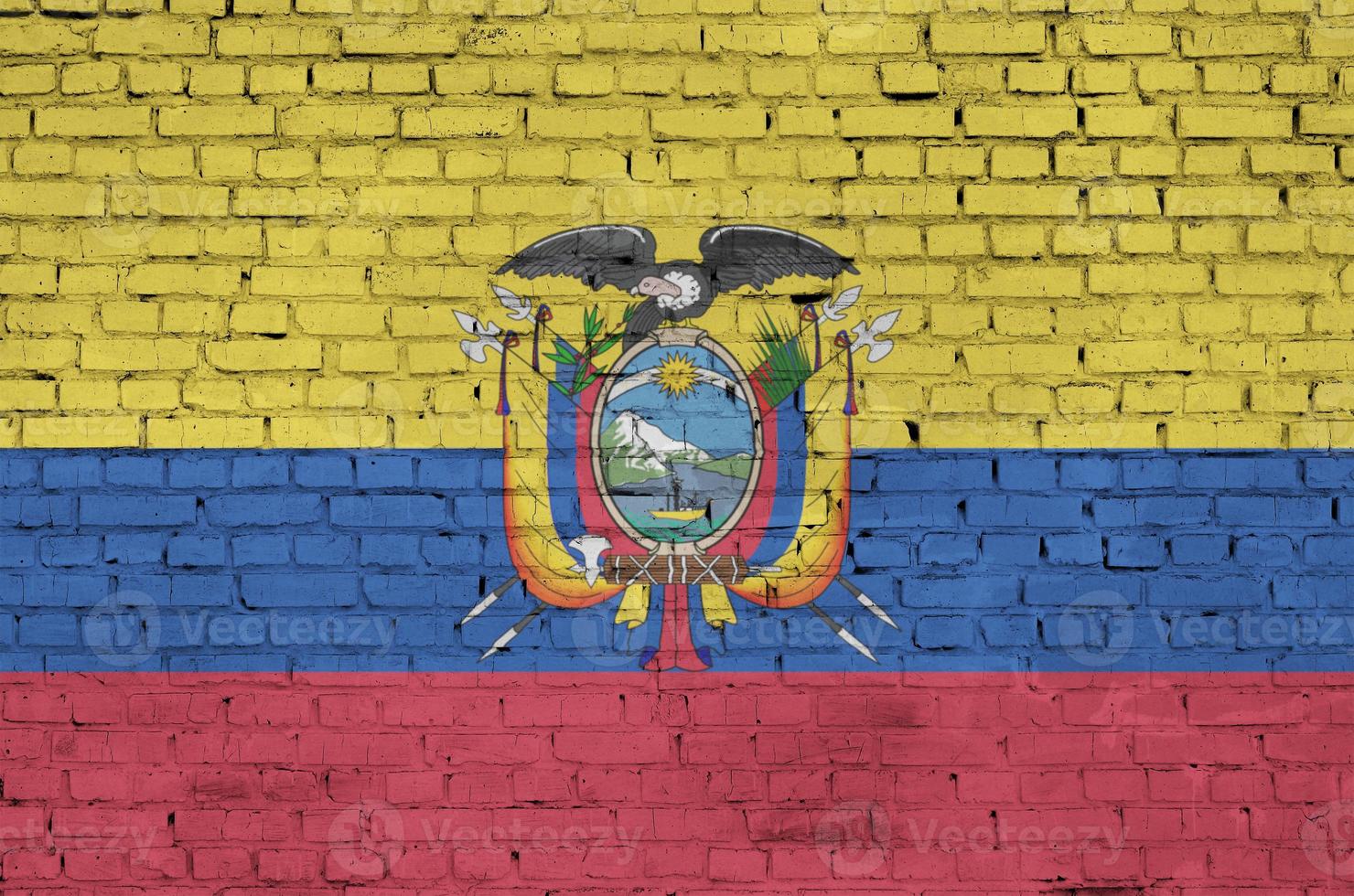 ecuador flagga är målad till ett gammal tegel vägg foto