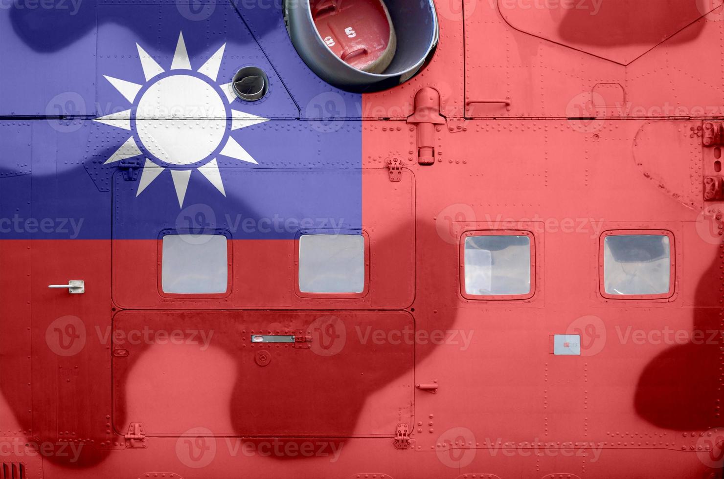 taiwan flagga avbildad på sida del av militär armerad helikopter närbild. armén krafter flygplan konceptuell bakgrund foto