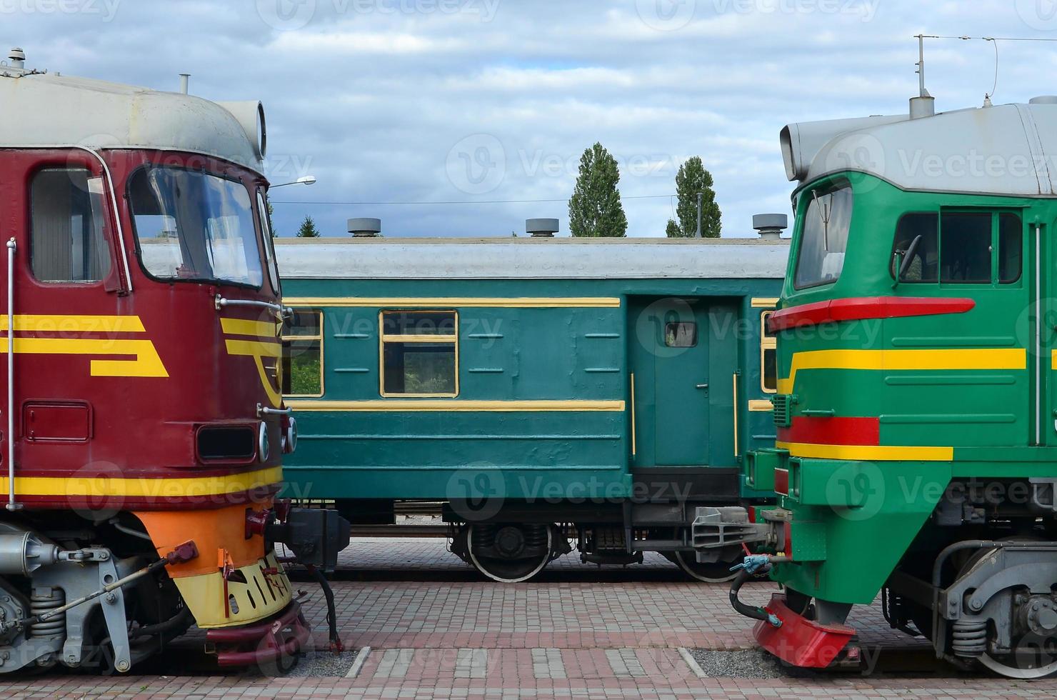 hytter av modern ryska elektrisk tåg. sida se av de huvuden av järnväg tåg med en massa av hjul och fönster i de form av hyttventiler foto