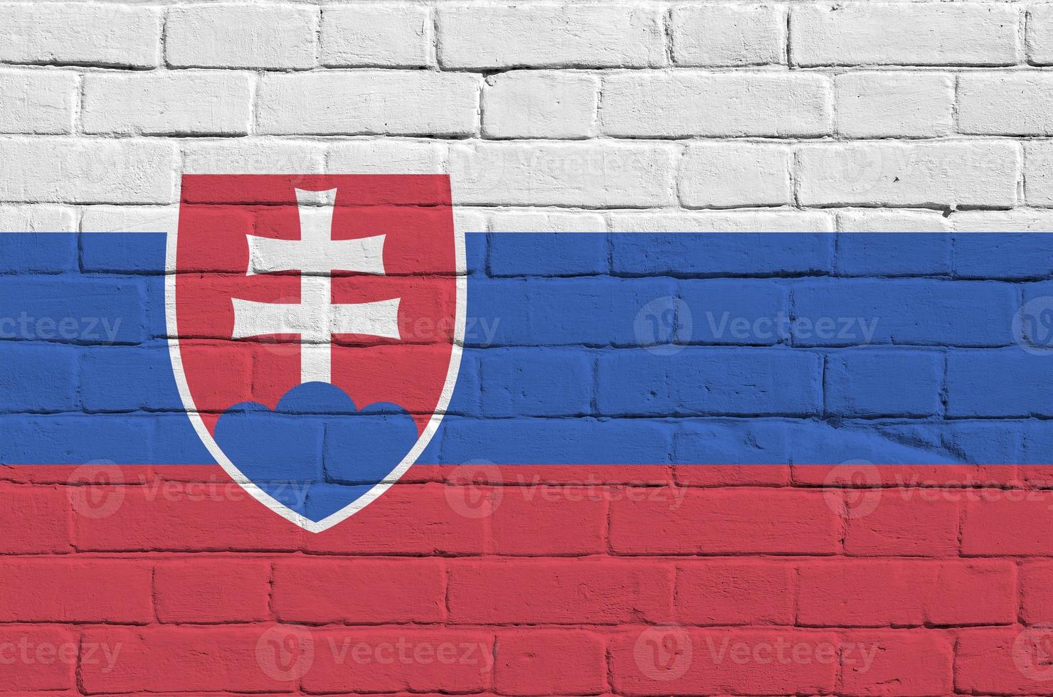 slovakia flagga avbildad i måla färger på gammal tegel vägg. texturerad baner på stor tegel vägg murverk bakgrund foto