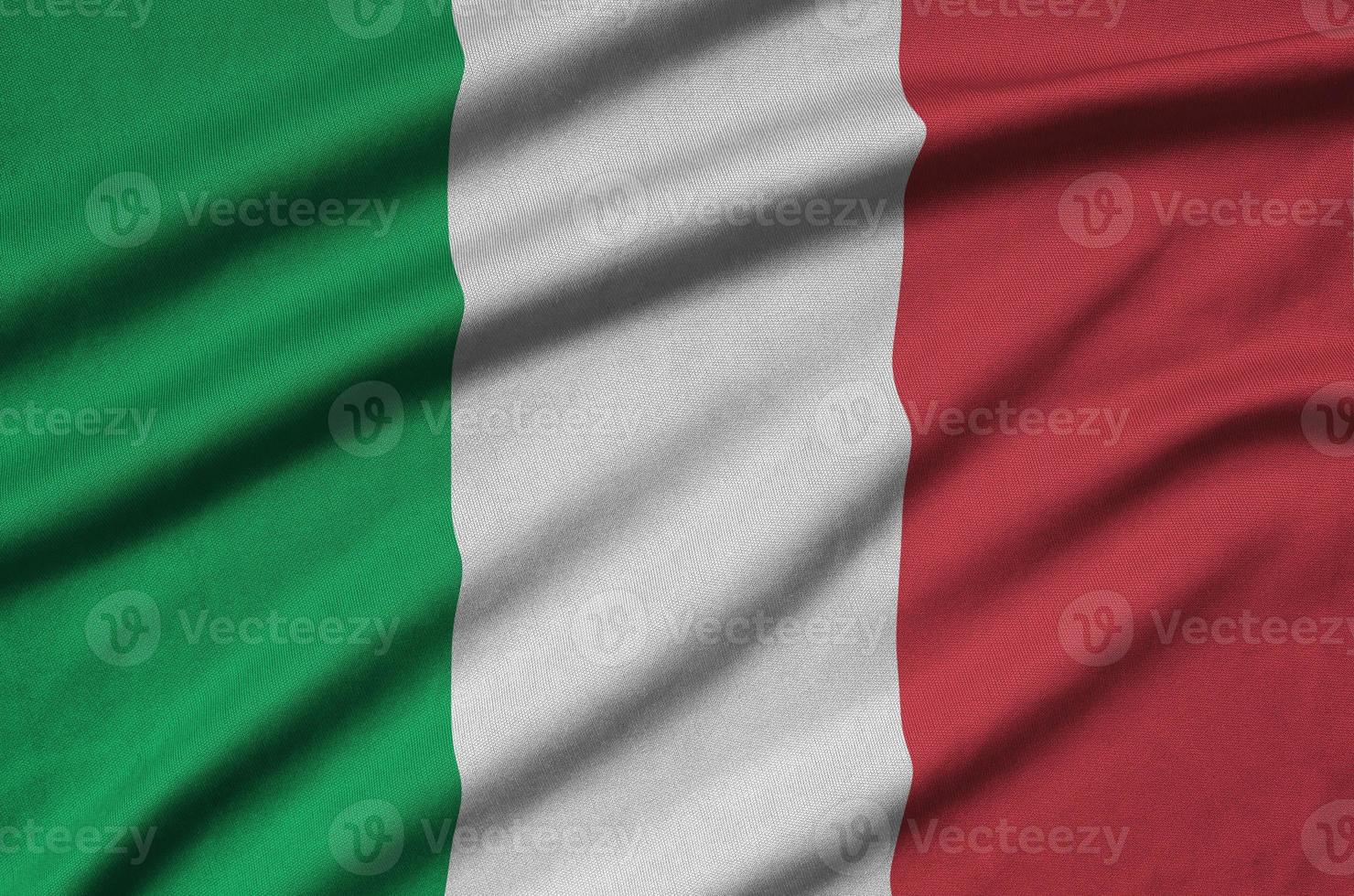 Italien flagga är avbildad på en sporter trasa tyg med många veck. sport team baner foto