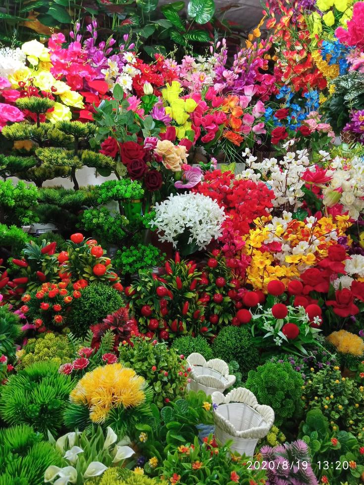 artificiell blommor fotograf turist resande stående på grön topp på berg innehav i händer digital Foto kamera. vandrare tar fotografi, flicka njut av natur panorama- landskap i resa