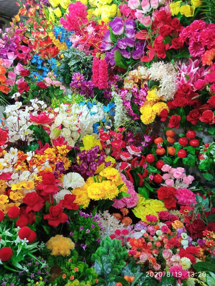 artificiell blommor fotograf turist resande stående på grön topp på berg innehav i händer digital Foto kamera. vandrare tar fotografi, flicka njut av natur panorama- landskap i resa