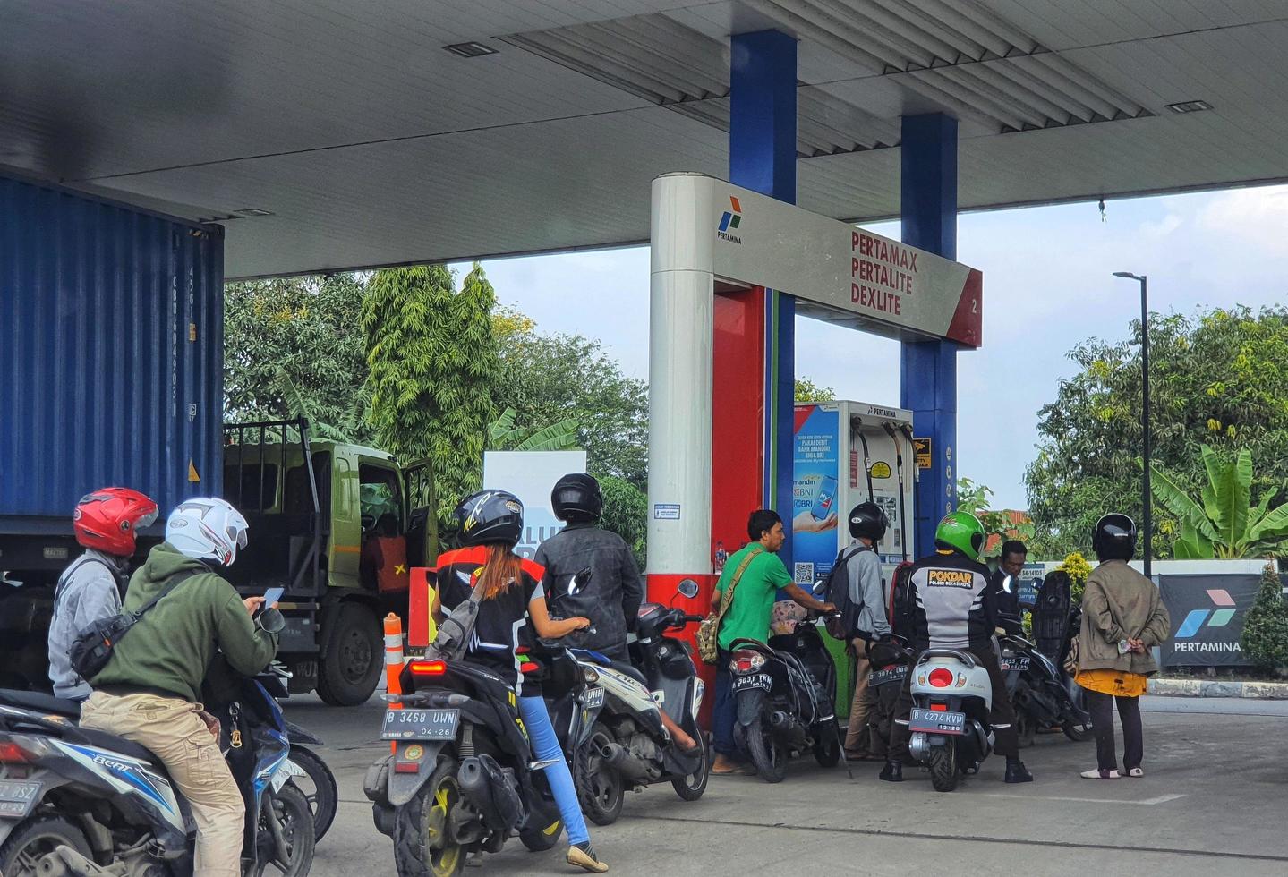 väst java, indonesien i september 2022. motorcyklister kö lång tillräckligt på pertamina gas stationer till köpa bränsle för deras motorcyklar. foto
