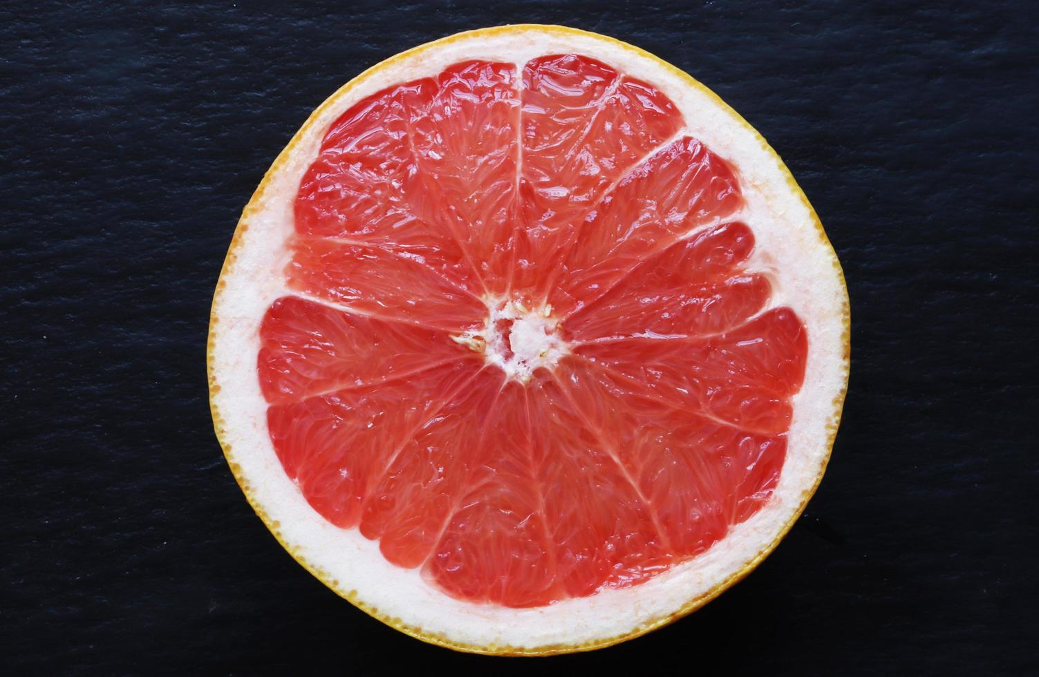 rosa grapefrukt på skifferbakgrund foto