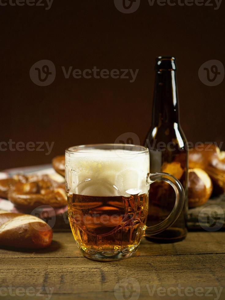 en råna av öl, bröd, saltkringlor foto