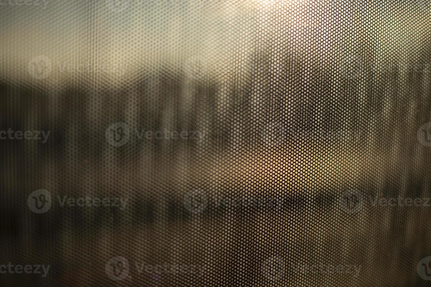 glas yta i filma. textur av filma på fönster. suddigt bakgrund av små vågor. foto